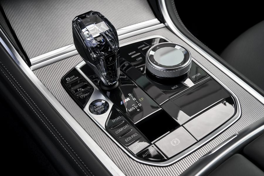 Детали интерьера BMW M850i xDrive Carbon Package (G15) 2018 года  (WW) (фото 112 из 287)